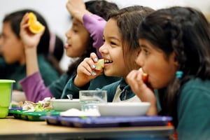 DOA_children_eating_food_school