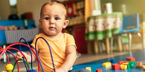 happy-baby-playing-with-toy-blocks-XLQ78QH-1