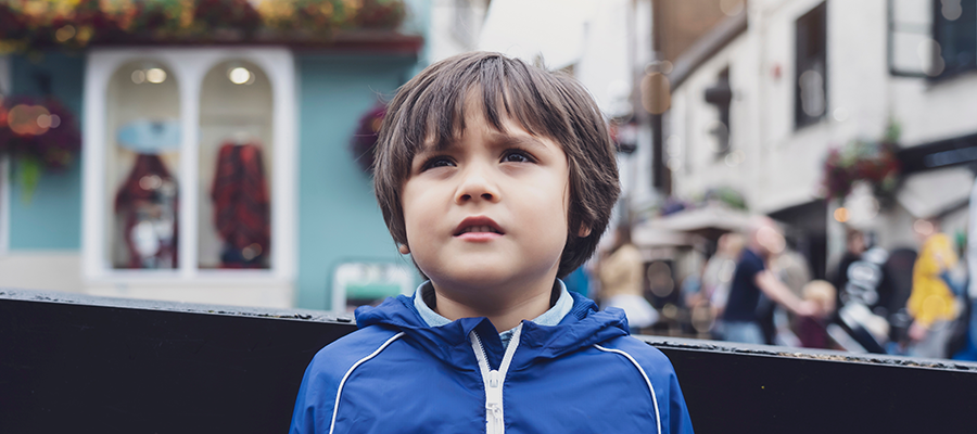 lost-child-boy-standing-on-a-busy-street-in-a-cent-7QPWNSU