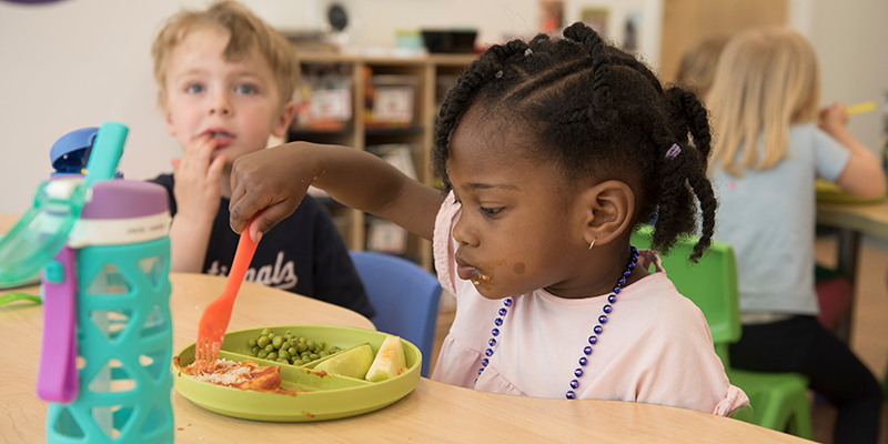 toddlers eating lunch